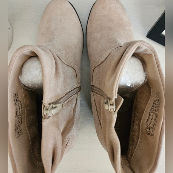 Vionic Tan Suede Ankle Boots Booties Sz 8.5 EUC - Picture 9 of 11